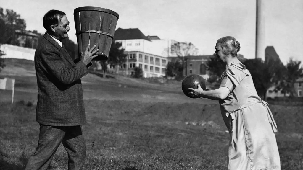 James Naismith ครูพลศึกษาชาวแคนาดา ซึ่งขณะนั้นทำงานอยู่ที่โรงเรียนฝึกครู YMCA ในเมืองสปริงฟิลด์ รัฐแมสซาชูเซตส์ ประเทศสหรัฐอเมริกา 