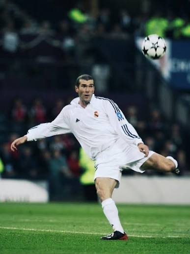 นักฟุตบอลระดับตำนานของโลก : Zinedine Zidane (ซีเนดีน ซีดาน)