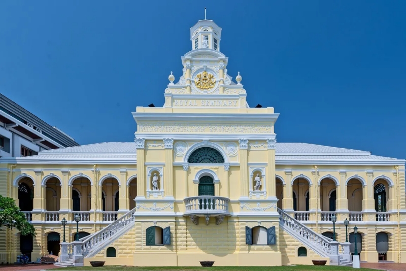 โรงเรียนหญิงล้วน : โรงเรียนราชินี