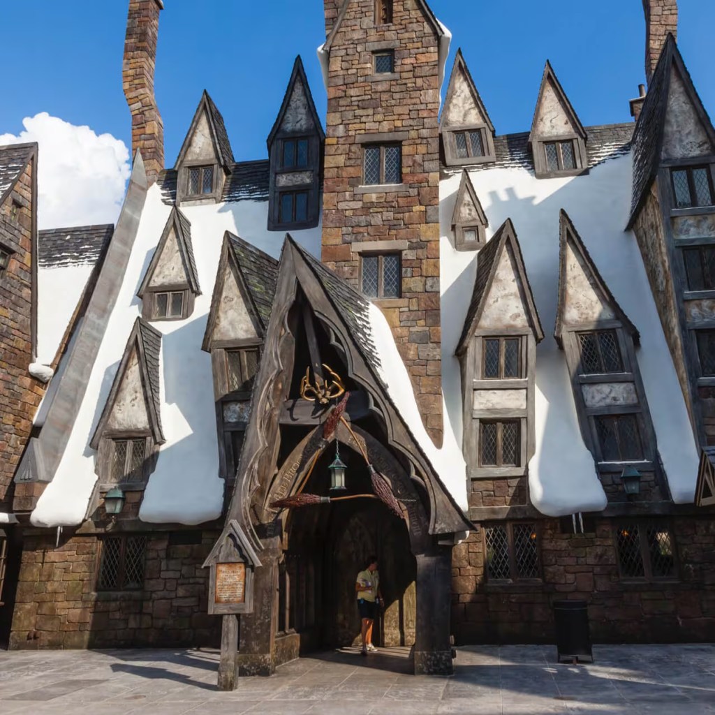 รู้จัก "หมู่บ้านฮอกส์มี้ด (Hogsmeade Village)" ร้านไม้กวาดสามอัน (The Three Broomsticks)
