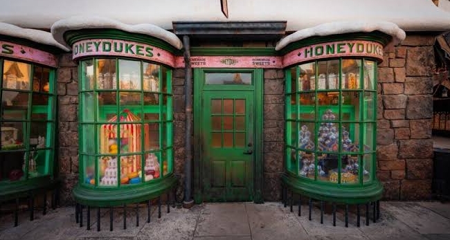 รู้จัก "หมู่บ้านฮอกส์มี้ด (Hogsmeade Village)" ร้านขนมหวานฮันนี่ดุกส์ (Honeydukes)