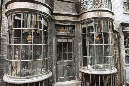 รู้จัก "หมู่บ้านฮอกส์มี้ด (Hogsmeade Village)" ร้านไม้กายสิทธิ์โอลิแวนเดอร์ (สาขาฮอกส์มี้ด)