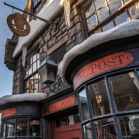 รู้จัก "หมู่บ้านฮอกส์มี้ด (Hogsmeade Village)" ร้านไปรษณีย์นกฮูก (The Owl Post Office)